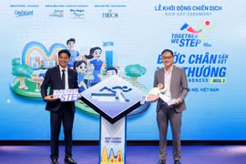 Ông Alwin Low, Tổng Giám đốc khu vực phía Bắc của CapitaLand Development (Việt Nam) và ông Đỗ Duy Vị, đồng Giám đốc điều hành của Tổ chức Trẻ em Rồng Xanh chính thức khởi động chiến dịch mùa 3. (Ảnh: PV/Vietnam+)