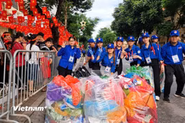 Khối tình nguyện dọn rác vì “một Thủ đô văn minh” ngay sau tổng duyệt A80. (Ảnh: Hùng Võ/Vietnam+)