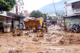 Vẫn còn tình trạng người dân chủ quan, đi qua khu vực ngập lụt, sạt lở. (Ảnh minh họa. Nguồn: TTXVN)