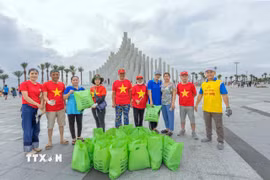 Thu gom và phân loại rác, bảo vệ môi trường. (Ảnh: TTXVN)
