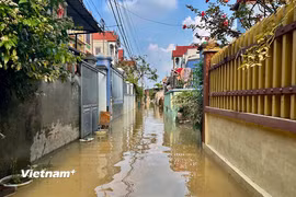 Các ngõ nhỏ trong xã Đa Phúc vẫn ngập cao, tràn vào nhà người dân. (Ảnh: Bảo Ngọc/Vietnam+)