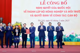 Phó Thủ tướng Trần Hồng Hà trao các Quyết định bổ nhiệm cho Bộ trưởng Bộ Nông nghiệp và Môi trường Đỗ Đức Duy và các thứ trưởng. (Ảnh: CTV/Vietnam+)