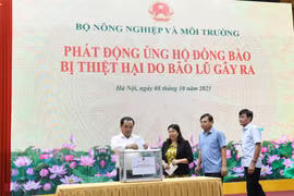 Quyền Bộ trưởng Bộ Nông nghiệp và Môi trường Trần Đức Thắng ủng hộ đồng bào bị thiệt hại do bão lũ. (Ảnh: BNNMT)