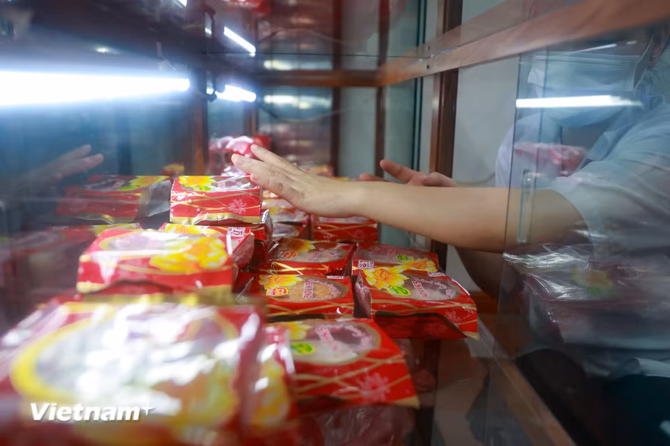 Bánh sau khi nướng để nguội sẽ được đóng gói cẩn thận trước khi xuất ra thị trường. Giá trung bình giao động từ 35-70 nghìn đồng, những mặt hàng đặt hoặc bánh kích thước lớn sẽ có giá cao hơn từ vài trăm đến tiền triệu. (Ảnh: Hoài Nam/Vietnam+)