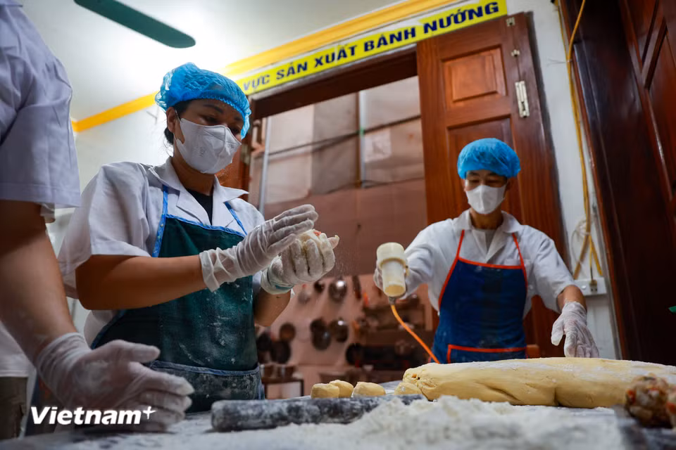 Làng nghề Xuân Đỉnh (Xuân Đỉnh, Hà Nội) được nhiều khách hàng biết đến vì nơi đây sản xuất ra nhiều loại bánh Trung Thu chất lượng cao, mang đậm hương vị truyền thống. (Ảnh: Hoài Nam/Vietnam+)