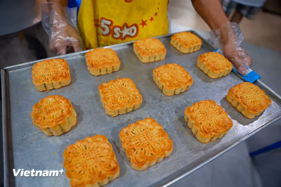 Bánh được nướng ở nhiệt độ vừa phải để vỏ đủ cứng nhưng vẫn giữ trọn hương thơm của nhân bên trong. (Ảnh: Hoài Nam/Vietnam+)