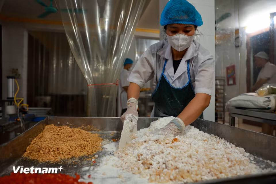 Đằng sau mỗi chiếc bánh là cả một quy trình sản xuất tỷ mỷ, công phu. Với mỗi gia đình làm nghề truyền thống đều có ‘bí kíp’ riêng giúp bánh Trung Thu tròn vị. (Ảnh: Hoài Nam/Vietnam+)