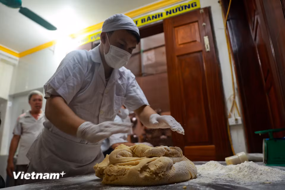 Hơn nửa thế kỷ gắn bó với mùi bột bánh, mỡ heo, lá chanh mỗi dịp Tết đoàn viên đến, cơ sở sản xuất bánh Trung Thu của gia đình ông Dũng đang tất bật chuẩn bị những mẻ bánh để đưa ra thị trường. (Ảnh: Hoài Nam/Vietnam+)