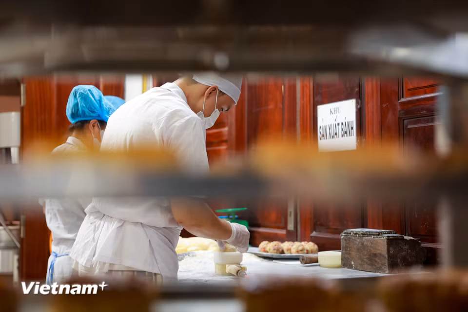 Để bắt kịp thị trường, công thức làm bánh thời gian gần đây cũng được thay đổi để giảm độ ngọt và giảm lượng calo. (Ảnh: Hoài Nam/Vietnam+)