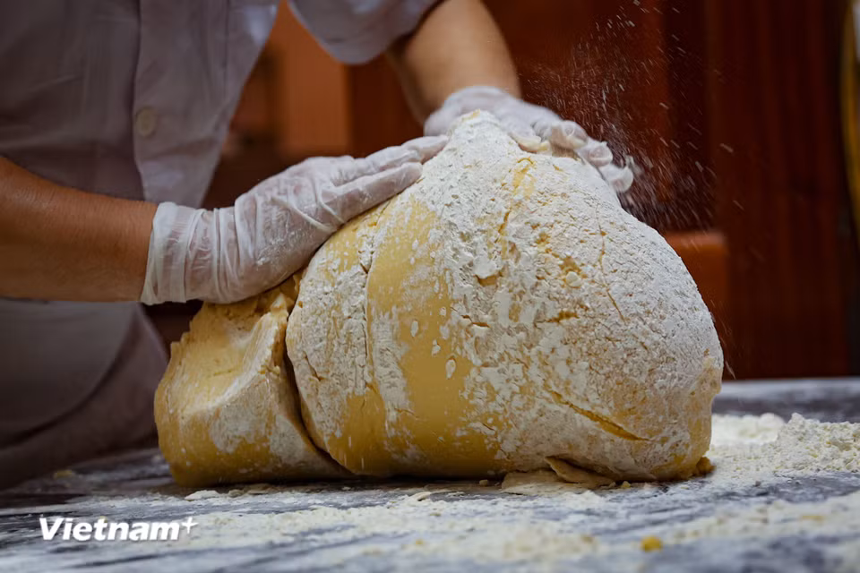 Các công đoạn từ trộn bột vỏ bánh, nhồi nhân, cho vào khuôn và ép bánh thành hình đều được thực hiện cẩn thận để tránh làm bục vỏ bánh. (Ảnh: Hoài Nam/Vietnam+)