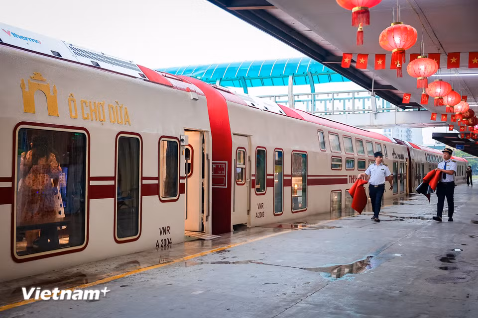 Sáng 19/8, đoàn tàu du lịch hai tầng Năm Cửa Ô - The Hanoi Train, tuyến tàu hỏa du lịch nội đô đầu tiên của Hà Nội chính thức khai trương. (Ảnh: Hoài Nam/Vietnam+)