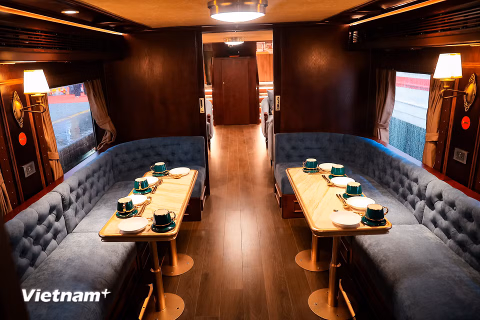 Chuyến tàu gồm 5 toa, lần lượt mang tên: Ô Cầu Dền, Ô Quan Chưởng, Ô Cầu Giấy, Ô Chợ Dừa, Ô Đống Mác. (Ảnh: Hoài Nam/Vietnam+)