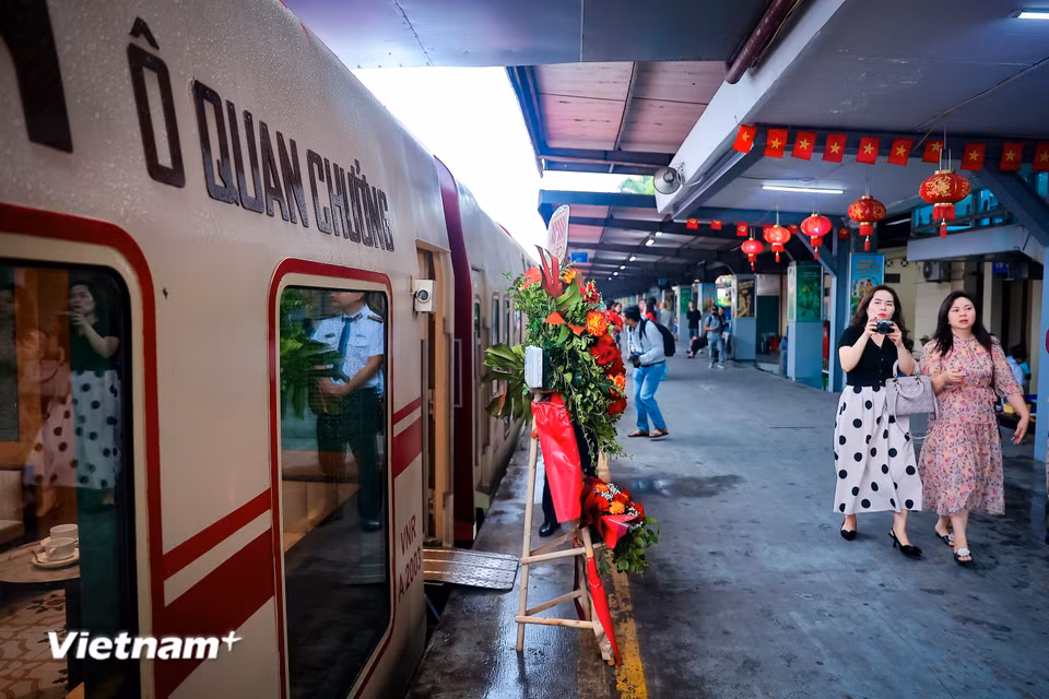 Mỗi ngày tàu sẽ khai thác 3 chuyến, xuất phát từ Ga Hà Nội đi qua các Ga Long Biên, Gia Lâm, Yên Viên và Ga Từ Sơn – Bắc Ninh rồi quay đầu trở lại. Các khung giờ tàu chạy là 8 giờ sáng, 14 giờ chiều và một chuyến tàu chạy lúc 20 giờ 30 phút, phù hợp để du khách trải nghiệm hành trình trong cả không gian ngày và đêm tùy theo nhu cầu. (Ảnh: Hoài Nam/Vietnam+)