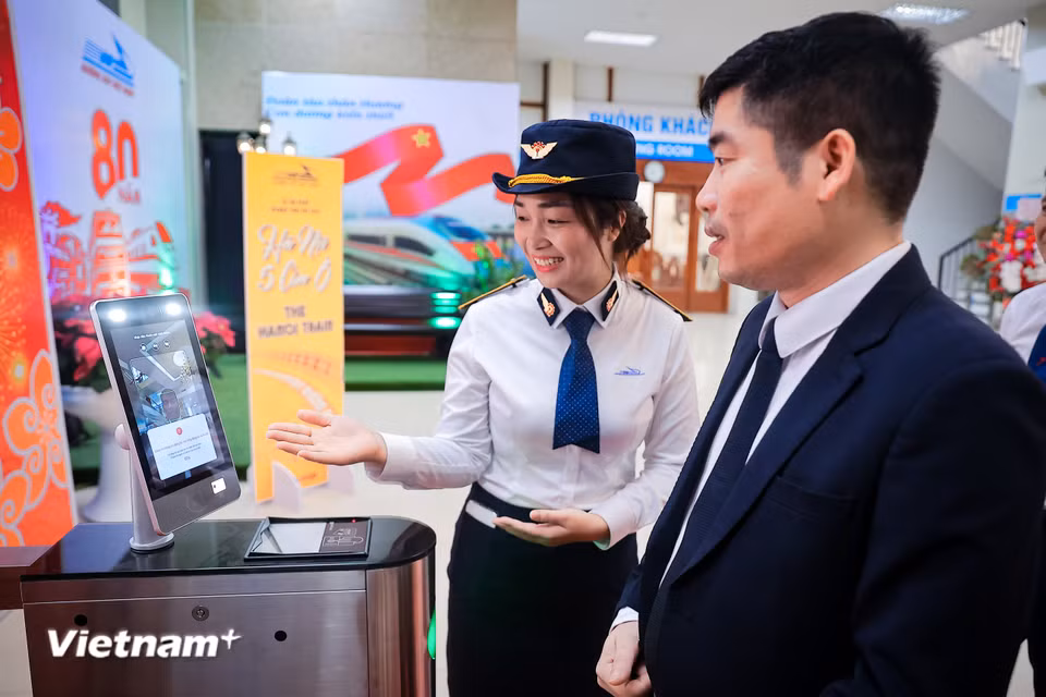 Đây cũng là lần đầu tiên ga Hà Nội ra mắt hệ thống kiểm soát vé bằng sinh trắc học. (Ảnh: Hoài Nam/Vietnam+)