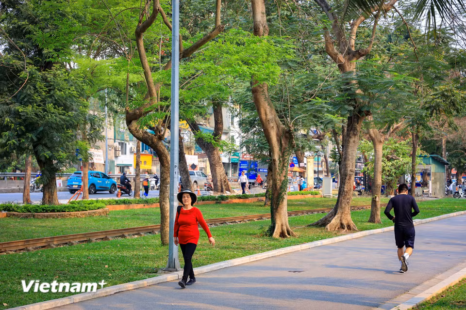 Nhiều người dân vui mừng vì giờ đây mọi người có thể dễ dàng ra vào công viên, không còn cảm giác bị ngăn cách. (Ảnh: Hoài Nam/Vietnam+)