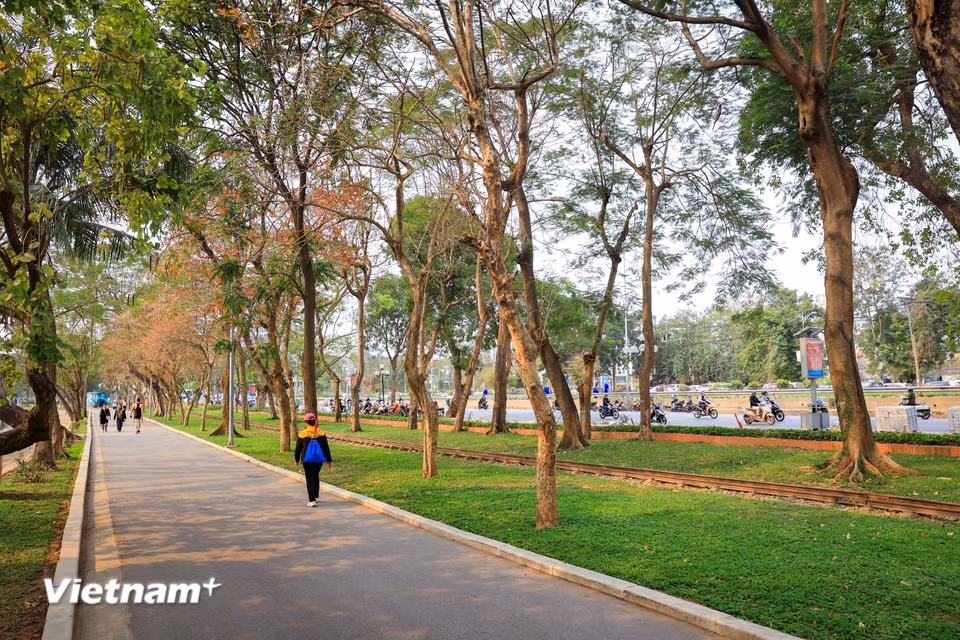 Việc gỡ bỏ rào chắn không chỉ giúp người dân dễ dàng tiếp cận công viên mà còn tạo cảm giác thoáng đãng, mang thiên nhiên đến gần hơn với cuộc sống đô thị. (Ảnh: Hoài Nam/Vietnam+)