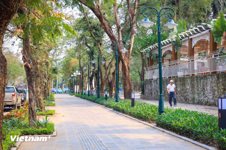 Phần vỉa hè sau khi dỡ rào cũng đã được làm mới. (Ảnh: Hoài Nam/Vietnam+)