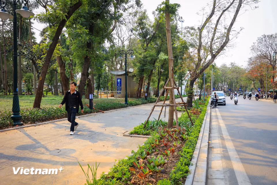 Cách đó không xa là công viên Tuổi trẻ Thủ đô cũng đang dần thay đổi hình hài khi hàng rào mặt phố Võ Thị Sáu được dỡ bỏ. (Ảnh: Hoài Nam/Vietnam+)