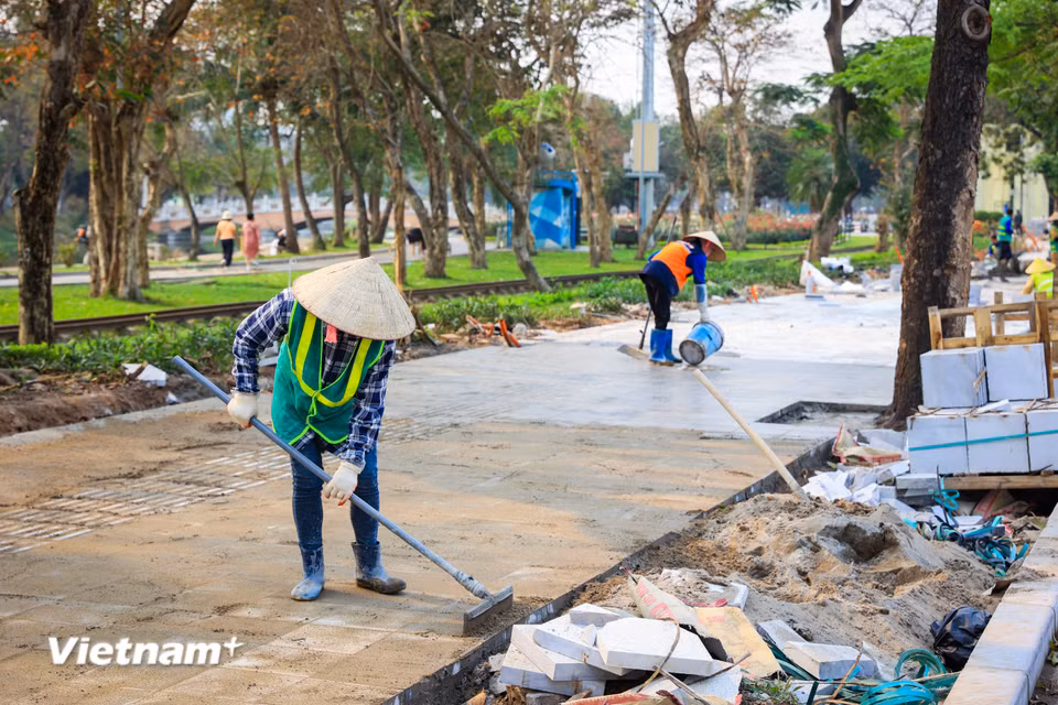 Vỉa hè của khu vực vừa gỡ rào tại công viên Thống Nhất đang được cải tạo lại. (Ảnh: Hoài Nam/Vietnam+)