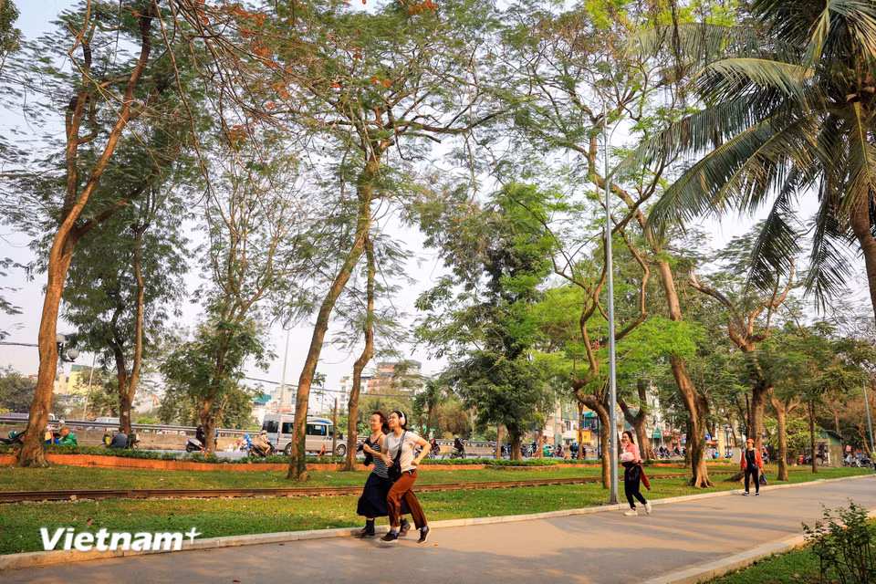 Không gian thoáng đãng là cảm nhận của nhiều người dân tập thể dục tại đây. (Ảnh: Hoài Nam/Vietnam+)