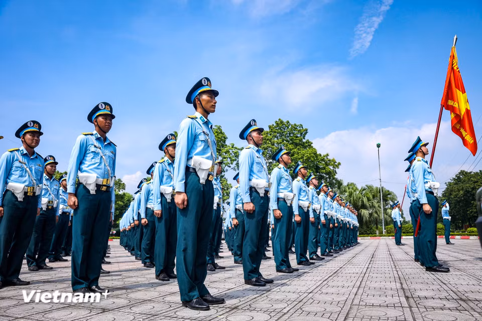 Buổi sáng, thời gian luyện tập từ 6 giờ 15 phút đến 10 giờ 15, giữ nguyên tư thế "kiến cắn không được gãi." (Ảnh: Hoài Nam/Vietnam+)