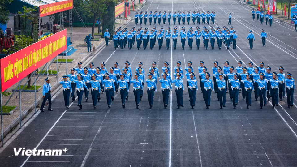 Hơn 2 tháng nay, bất kể thời tiết nắng mưa, các chiến sỹ thuộc Quân chủng Phòng không-Không quân vẫn hăng say luyện tập cho nhiệm vụ diễu binh, diễu hành Lễ kỷ niệm 80 năm Quốc khánh 2/9. (Ảnh: Hoài Nam/Vietnam+)