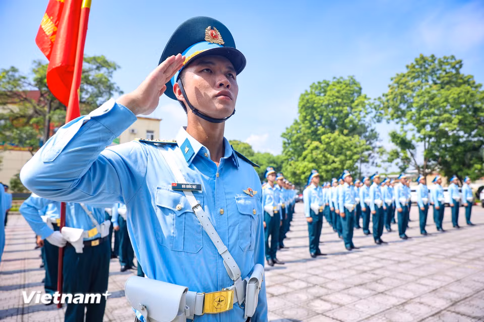 Nhiều chiến sỹ chia sẻ việc đứng im hàng giờ đồng hồ trong một tư thế nghiêm là một thách thức lớn. (Ảnh: Hoài Nam/Vietnam+)