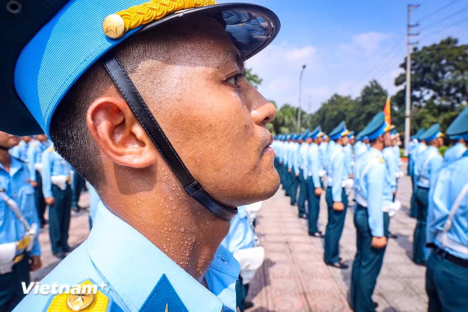Các chiến sỹ sẽ giữ nguyên tư thế nghiêm bất kể có tác động gì từ bên ngoài. (Ảnh: Hoài Nam/Vietnam+)