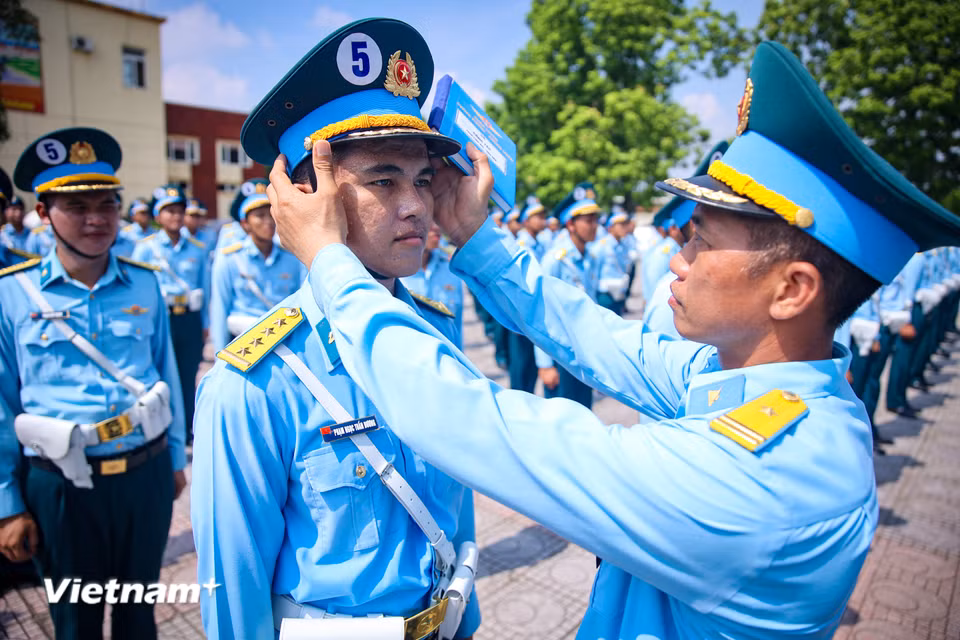 Nhưng ai nấy đều quyết tâm cao, cảm thấy vinh dự tự hào khi đứng trong đội hình diễu binh, diễu hành trong Lễ kỷ niệm 80 năm Quốc khánh nước Cộng hòa xã hội chủ nghĩa Việt Nam. (Ảnh: Hoài Nam/Vietnam+)