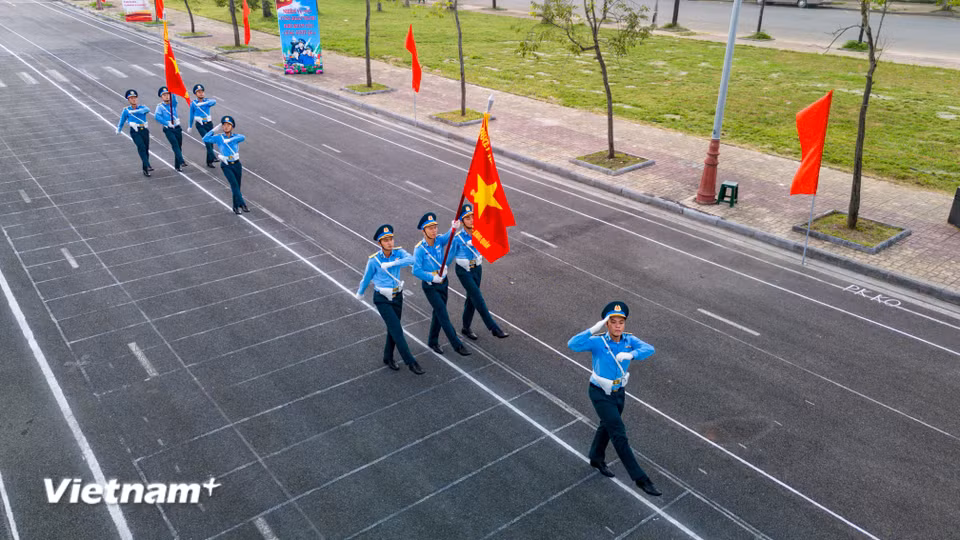 Các chiến sỹ cầm Quân kỳ thuộc khối đứng tập luyện tích cực và tập trung cao độ. (Ảnh: Hoài Nam/Vietnam+)