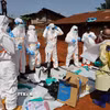 Nhân viên y tế mặc trang phục bảo hộ trước khi điều trị cho bệnh nhân mắc Ebola tại tỉnh Ituri, CHDC Congo ngày 24/5/2026. (Ảnh: THX/TTXVN)