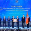 Thừa ủy quyền của Chủ tịch nước, Thứ trưởng Bộ Y tế Trần Văn Thuấn trao Huân chương Lao động hạng Ba cho Bệnh viện Phụ sản Trung ương. (Ảnh: Minh Quyết/TTXVN)