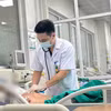 Bác sỹ theo dõi tình hình sức khỏe cho bệnh nhân. (Ảnh: PV/Vietnam+)