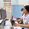 Nhân viên y tế nhập liệu bệnh án điện tử. (Ảnh: TTXVN)