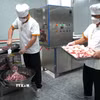 Chế biến các sản phẩm từ vật nuôi. (Ảnh: TTXVN) 