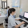 Nhân viên y tế Trạm Y tế phường Bạch Mai cập nhật thông tin, hồ sơ của bệnh nhân lên hệ thống Hồ sơ sức khoẻ điện tử của thành phố. (Ảnh: Minh Quyết/TTXVN)