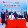 Hai bên ký kết Biên bản ghi nhớ hợp tác xây dựng Chương trình chăm sóc sức khỏe học đường toàn diện. (Ảnh: PV/Vietnam+)