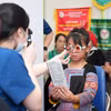 Trẻ được khám mắt tại Chương trình. (Ảnh: PV/Vietnam+)