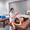 Điều trị bằng phương pháp y học cổ truyền. (Ảnh: T.G/Vietnam+)
