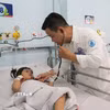 Bác sỹ Bệnh viện Nhi đồng 1 Thành phố Hồ Chí Minh, khám cho bệnh nhi mắc tay chân miệng. (Ảnh: Đinh Hằng/TTXVN)