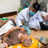 Bác sỹ Bệnh viện Thống Nhất Thành phố Hồ Chí Minh đến tận nhà khám sức khỏe cho người có công trên địa bàn phường Vũng Tàu. (Ảnh: Đinh Hằng/TTXVN) 