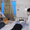 Chữa bệnh cho người dân bằng y học cổ truyền. (Ảnh: TTXVN/Vietnam+)