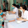 Bác sỹ Bệnh viện Đa khoa Ý Yên (Ninh Bình) khám sàng lọc cho nhân dân. (Ảnh: Nguyễn Lành/TTXVN)