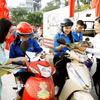 Cán bộ dân số tuyên truyền cung cấp dịch vụ sức khỏe sinh sản, tư vấn khám sức khỏe trước hôn nhân cho vị thành niên, thanh niên. (Ảnh: TTXVN)