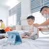 Bác sỹ khám cho bệnh nhi mắc cúm A đang điều trị tại Bệnh viện Bệnh nhiệt đới Trung ương. (Ảnh: TTXVN)