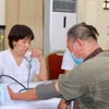 Triển khai khám sức khỏe cho người dân tại Bệnh viện Đống Đa, Hà Nội. (Ảnh: PV/Vietnam+)