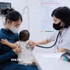 Việc phát hiện sớm bệnh tay chân miệng và đưa trẻ đi khám kịp thời được xem là yếu tố quan trọng giúp giảm tỷ lệ biến chứng nặng. (Ảnh: Minh Quyết/TTXVN)