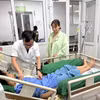 Bác sỹ theo dõi sức khỏe cho bệnh nhân. (Ảnh: PV/Vietnam+)
