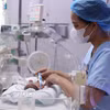 Chính sách dân số hướng đến mục tiêu mỗi trẻ em sinh ra đều được chăm sóc, giáo dục và phát triển toàn diện. (Ảnh: TTXVN)