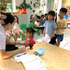 Khám sức khỏe miễn phí cho học sinh trường Mầm non Bắc Kiến Xương (tỉnh Hưng Yên) trước thềm năm học mới. (Ảnh: Thu Hoài/TTXVN)